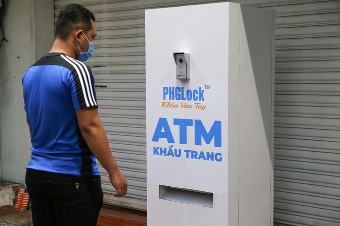 Free ‘face mask ATM’ in Ho Chi Minh City The machine has a camera that automatically identifies the recipient