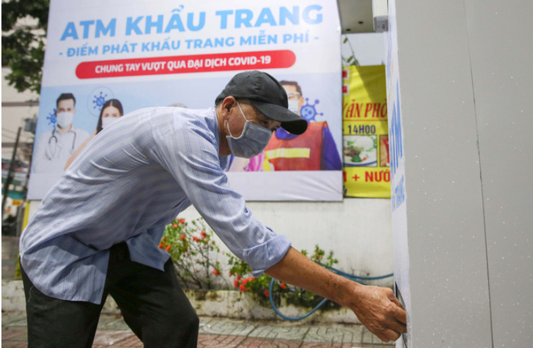 Free ‘face mask ATM’ in Ho Chi Minh City People don't have to press any buttons to get the face mask, the ATM's camera will do the trick