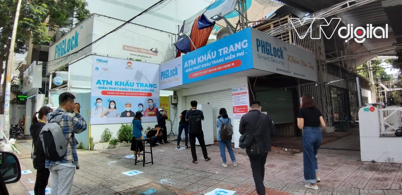 Free ‘face mask ATM’ makes debut in Ho Chi Minh City A lot of people get the free face mask on the first day the machine runs