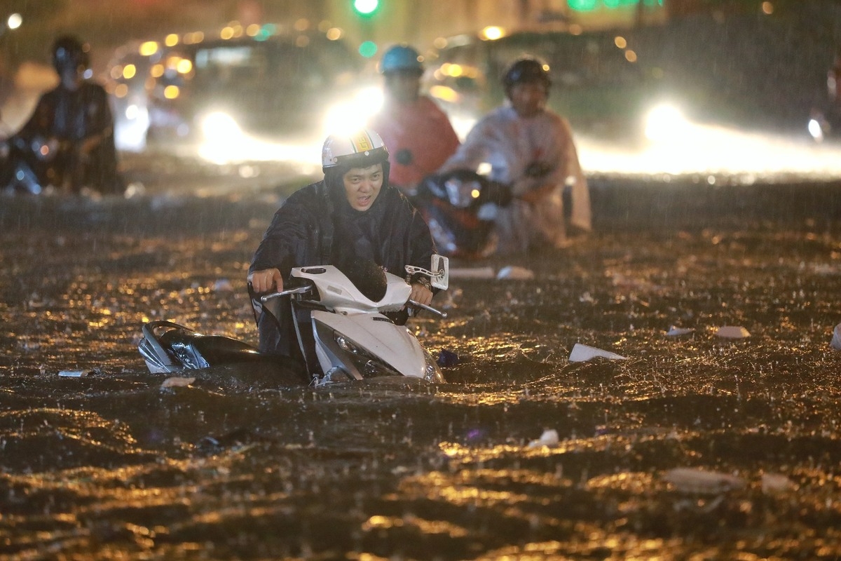 Inundated streets in Ho Chi Minh city disrupt daily lives Torrential rain inundates Ho Chi Minh City's streets, disrupts daily lives