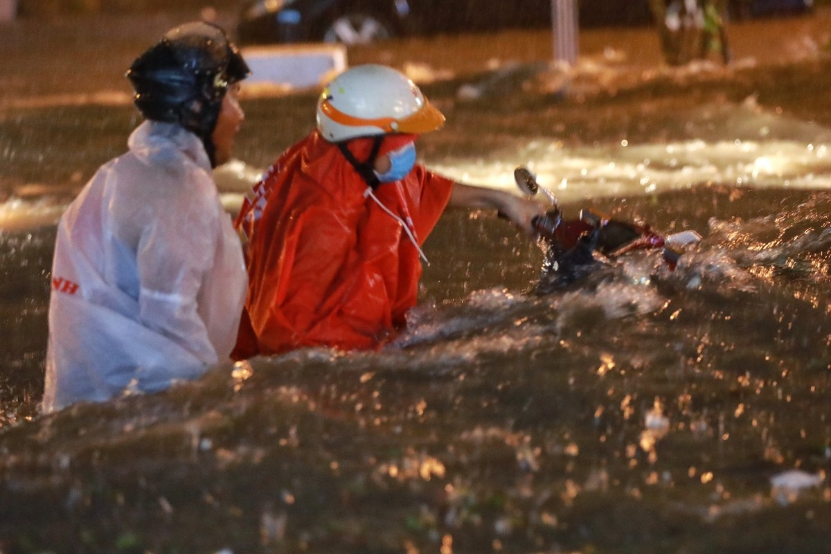 Inundated streets in Ho Chi Minh city disrupt daily lives Torrential rain inundates Ho Chi Minh City's streets, disrupts daily lives