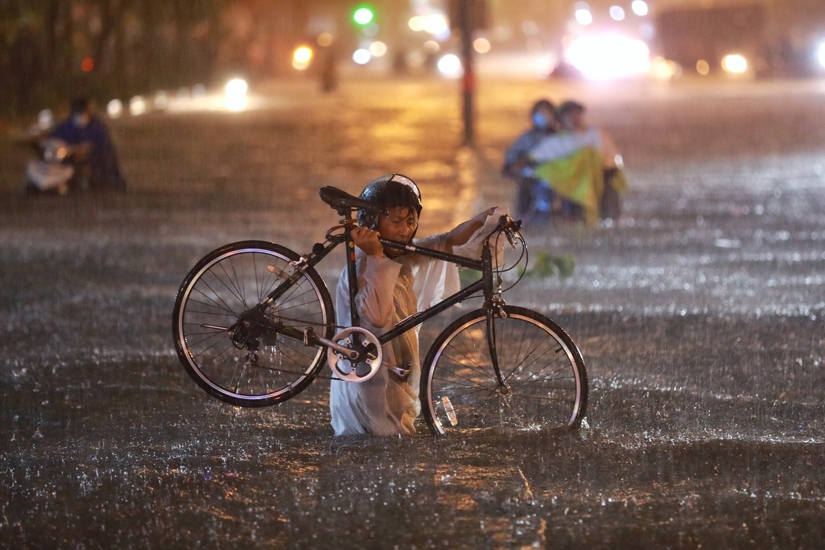 Inundated streets in Ho Chi Minh city disrupt daily lives Torrential rain inundates Ho Chi Minh City's streets, disrupts daily lives