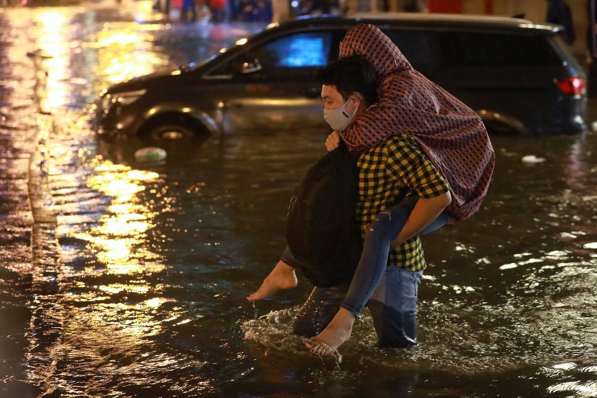 Inundated streets in Ho Chi Minh city disrupt daily lives Torrential rain inundates Ho Chi Minh City's streets, disrupts daily lives