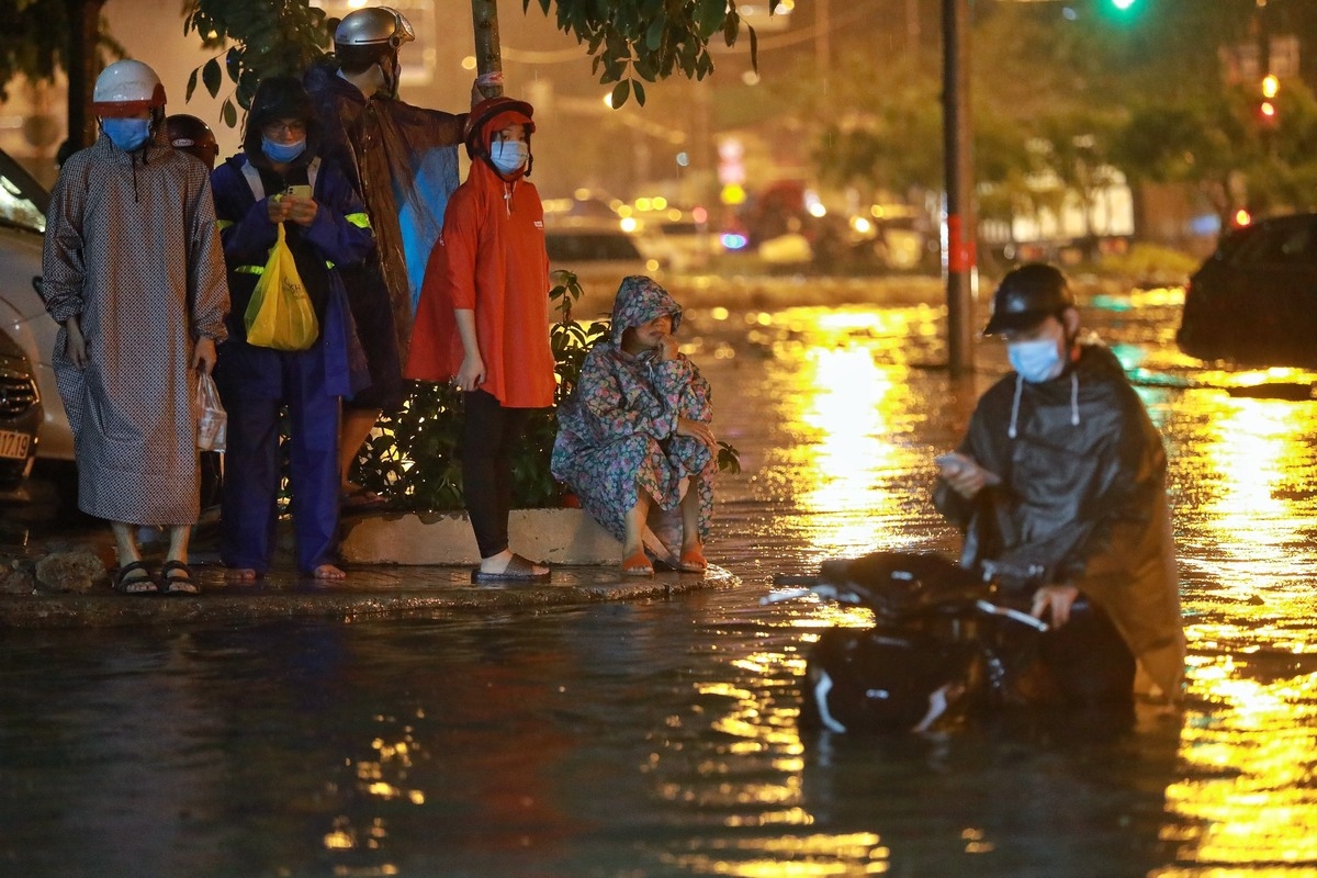 Inundated streets in Ho Chi Minh city disrupt daily lives Torrential rain inundates Ho Chi Minh City's streets, disrupts daily lives