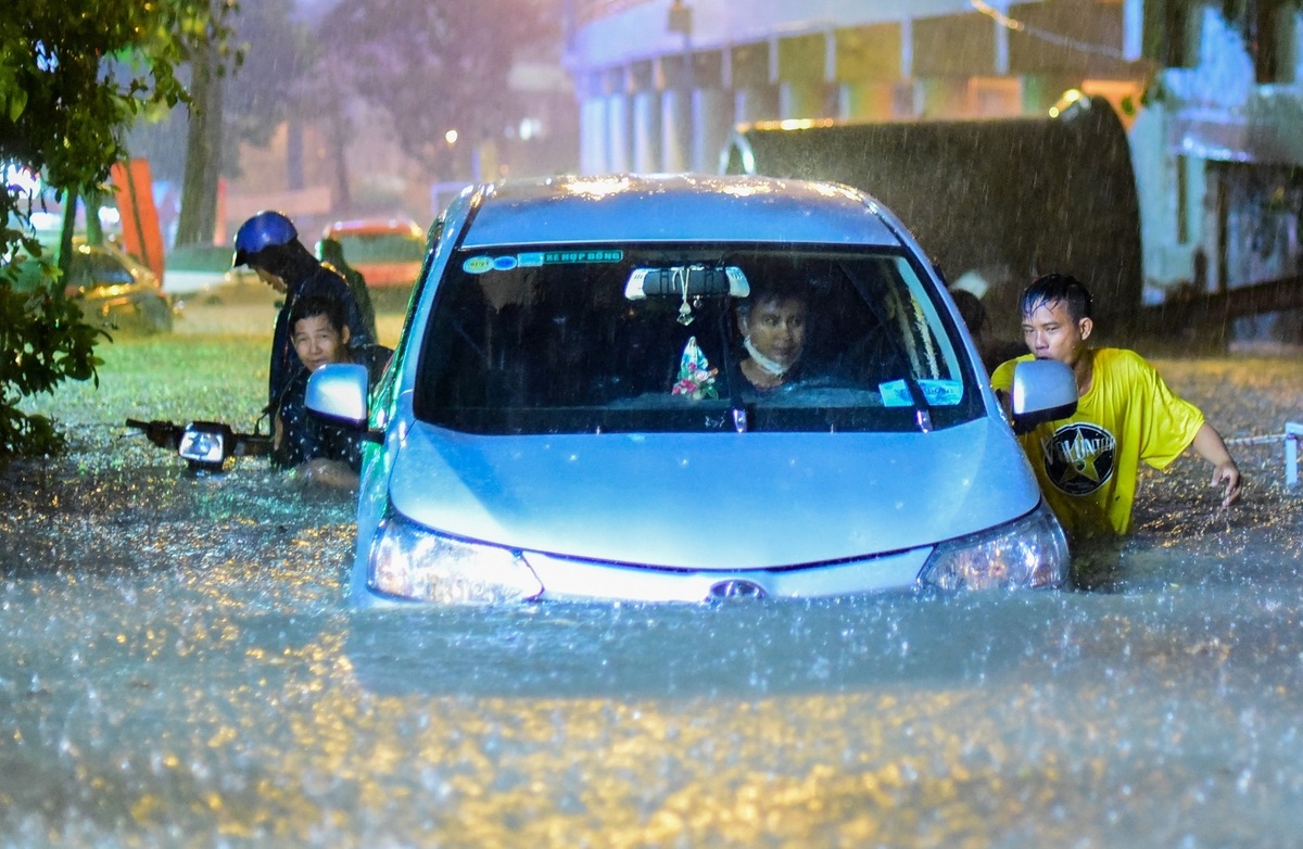 Inundated streets in Ho Chi Minh city disrupt daily lives Torrential rain inundates Ho Chi Minh City's streets, disrupts daily lives