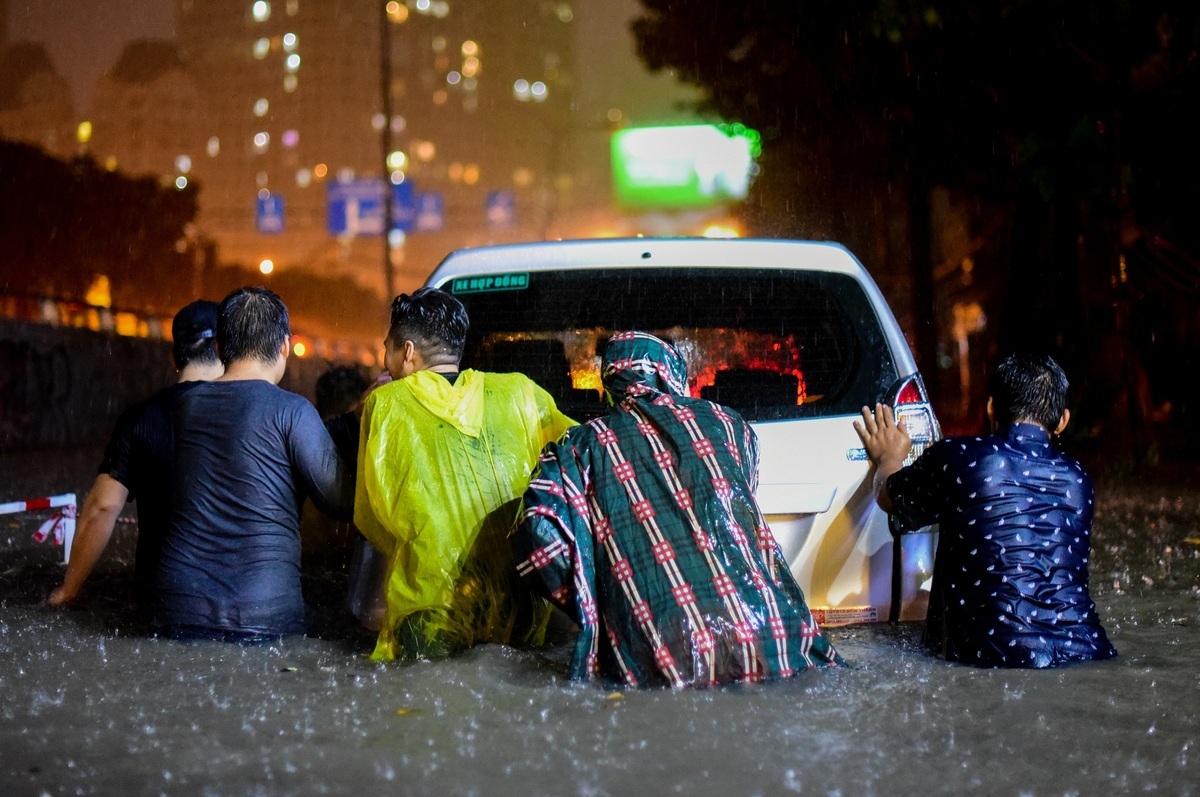 Inundated streets in Ho Chi Minh city disrupt daily lives Torrential rain inundates Ho Chi Minh City's streets, disrupts daily lives
