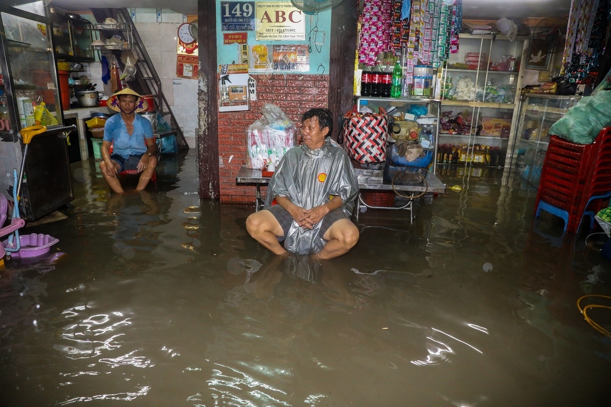 Inundated streets in Ho Chi Minh city disrupt daily lives Torrential rain inundates Ho Chi Minh City's streets, disrupts daily lives