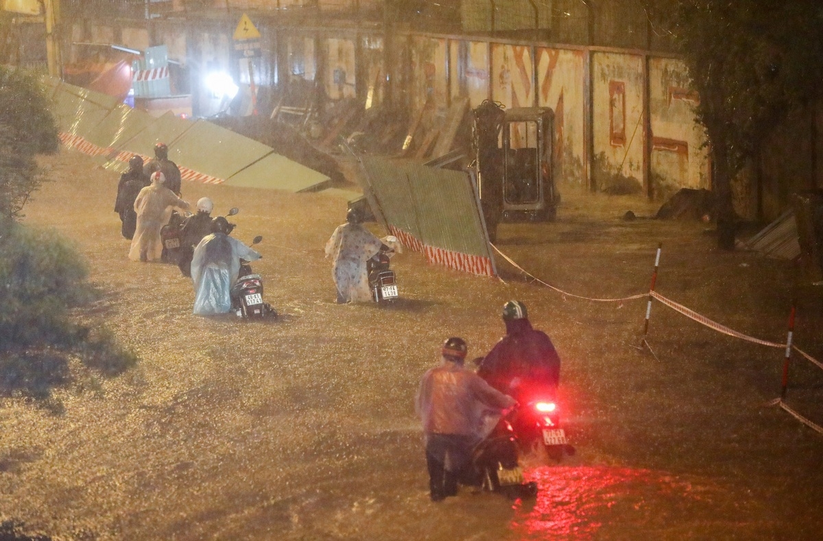 Inundated streets in Ho Chi Minh city disrupt daily lives Torrential rain inundates Ho Chi Minh City's streets, disrupts daily lives