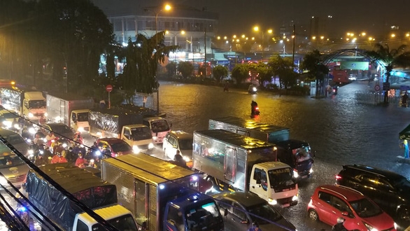 Inundated streets in Ho Chi Minh city disrupt daily lives Torrential rain inundates Ho Chi Minh City's streets, disrupts daily lives