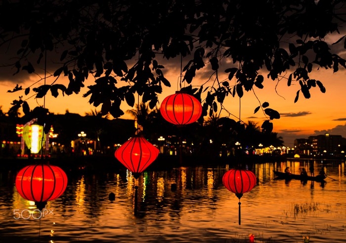 Hoi An under the lens of foreign photographer Sunset on Thu Bon River. Once again, the lanterns add color and charm to the already graceful town.