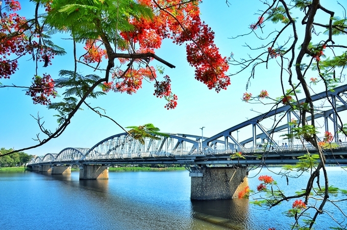 The charming grace of Truong Tien Bridge in Hue The charming grace of Truong Tien Bridge in Hue