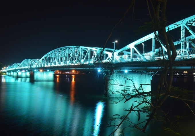 The charming grace of Truong Tien Bridge in Hue The charming grace of Truong Tien Bridge in Hue