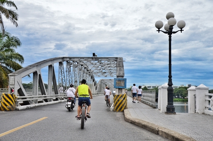 The charming grace of Truong Tien Bridge in Hue The charming grace of Truong Tien Bridge in Hue