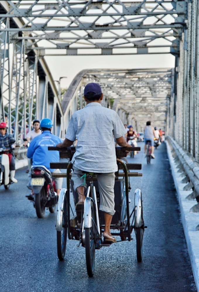 The charming grace of Truong Tien Bridge in Hue The charming grace of Truong Tien Bridge in Hue