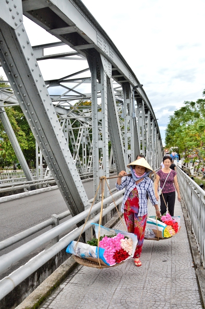 The charming grace of Truong Tien Bridge in Hue The charming grace of Truong Tien Bridge in Hue
