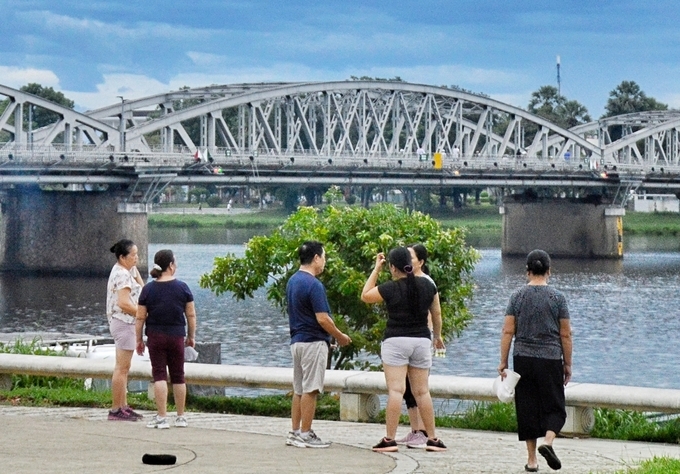 The charming grace of Truong Tien Bridge in Hue The charming grace of Truong Tien Bridge in Hue