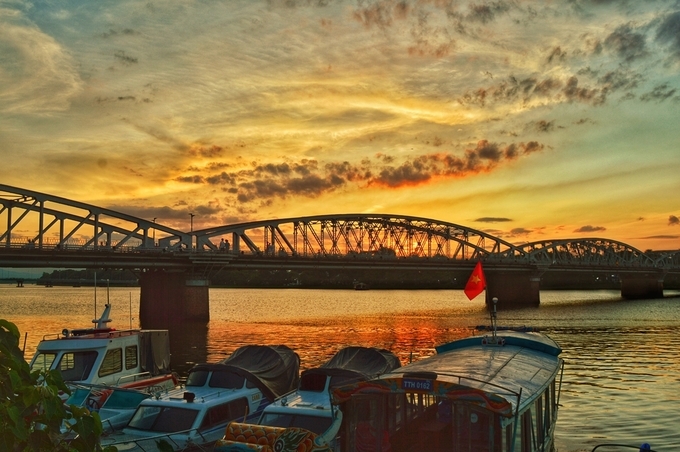 The charming grace of Truong Tien Bridge in Hue The charming grace of Truong Tien Bridge in Hue