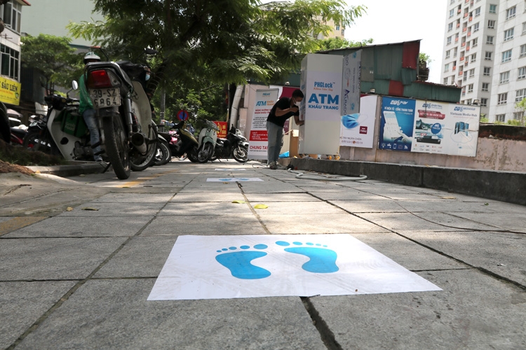 Vietnam makes debut free face mask ATM with automatic facial recognition utility Free face mask atm with automatic facial recognition utility appears in hanoi