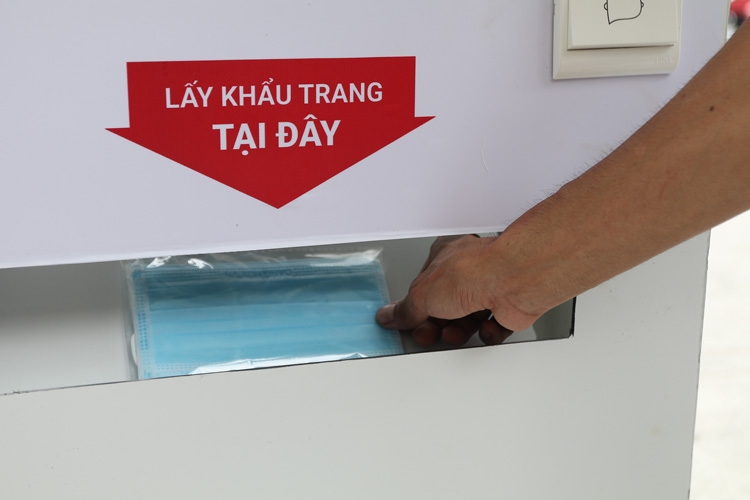 Vietnam makes debut free face mask ATM with automatic facial recognition utility Free face mask atm with automatic facial recognition utility appears in hanoi