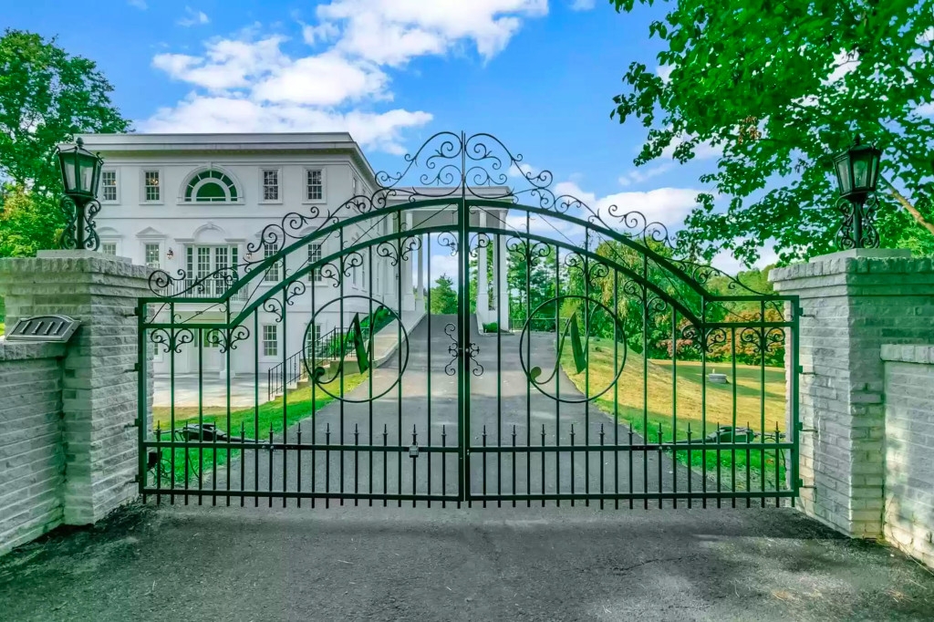 Vietnamese American Has White House Replica For Sale Vietnamese American Has White House Replica For Sale