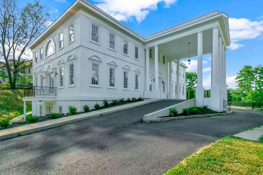 Vietnamese American Has White House Replica For Sale Vietnamese American Has White House Replica For Sale
