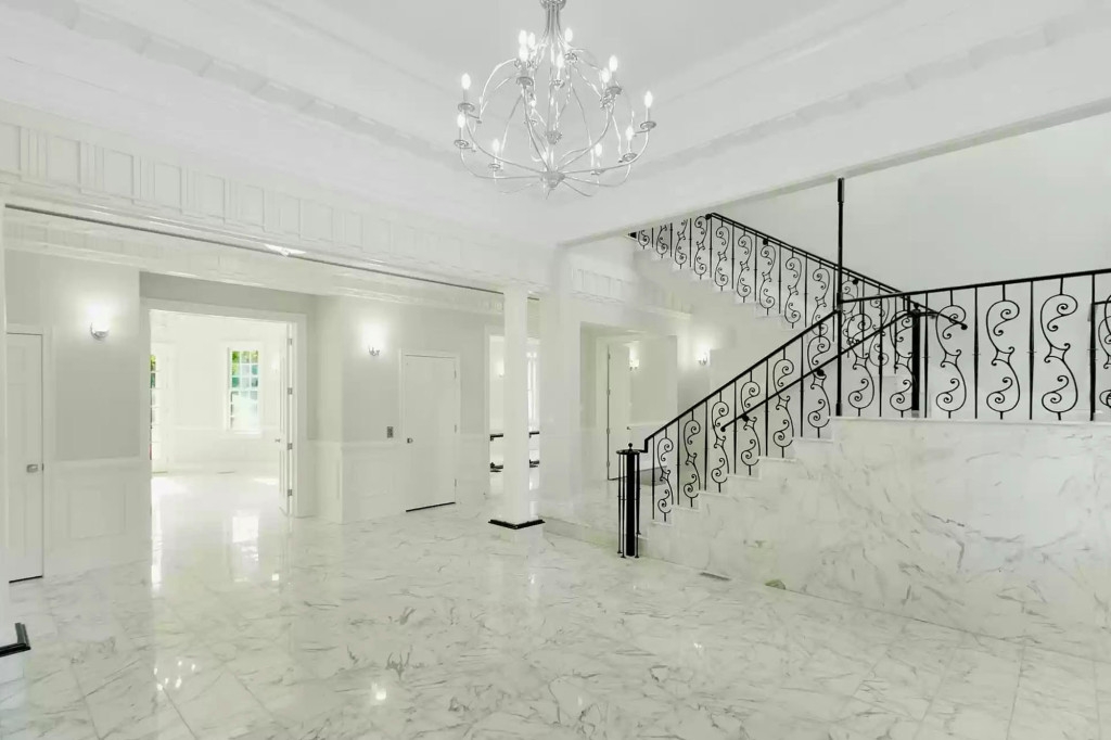 Vietnamese American Has White House Replica For Sale Vietnamese American Has White House Replica For Sale