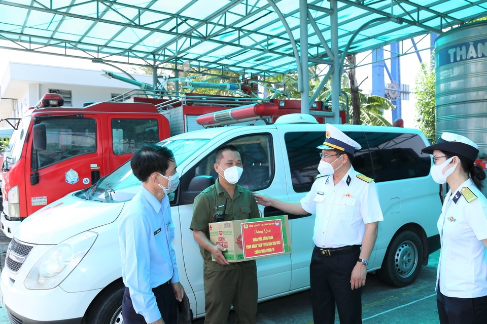 Amblulance Drivers in HCMC Brave Danger to Ferry Covid Patients Amblulance Drivers in HCMC Brave Danger to Ferry Covid Patients