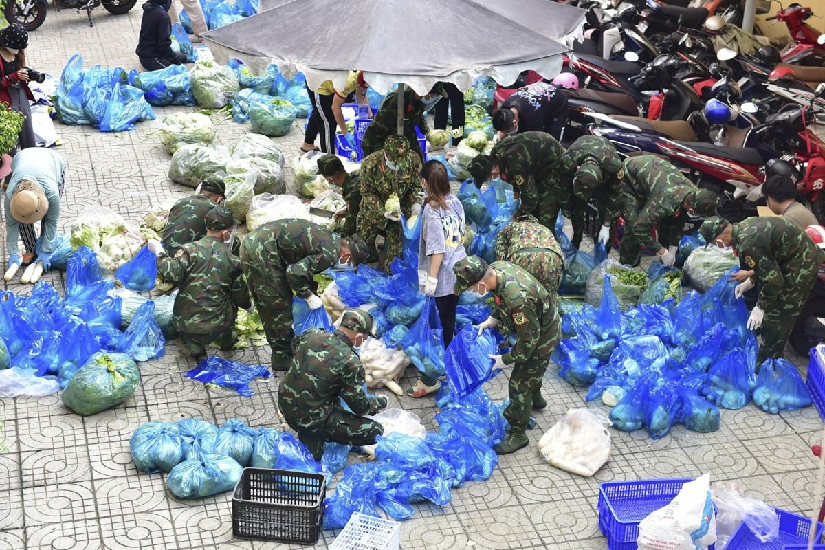 New Shopping Model in HCMC Amid Social Distancing New Shopping Model in HCMC Amid Social Distancing