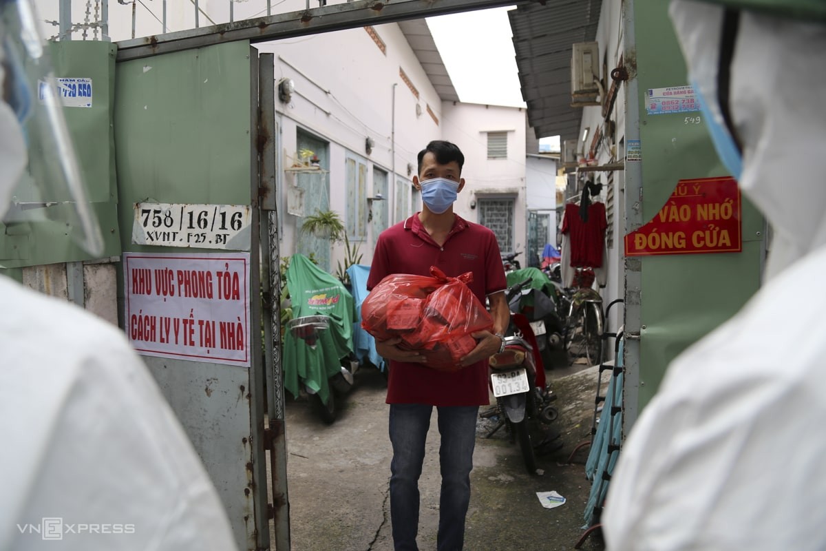 New Shopping Model in HCMC Amid Social Distancing New Shopping Model in HCMC Amid Social Distancing