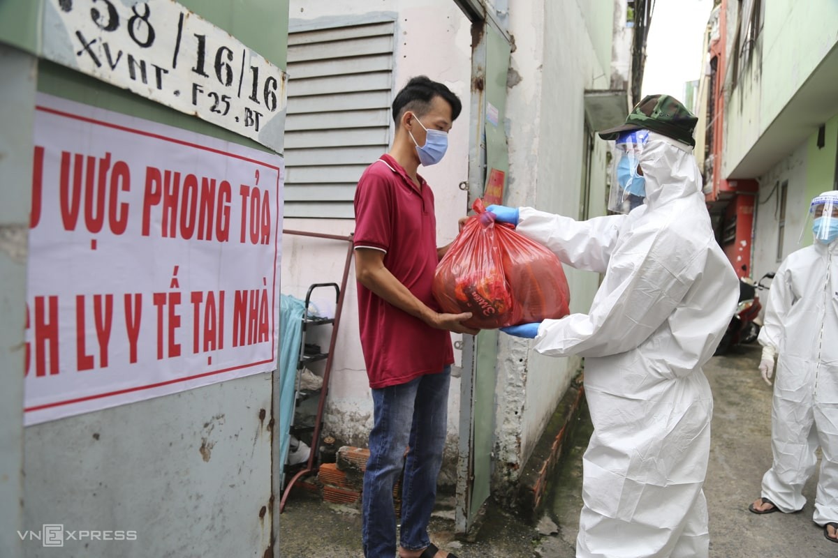 New Shopping Model in HCMC Amid Social Distancing New Shopping Model in HCMC Amid Social Distancing