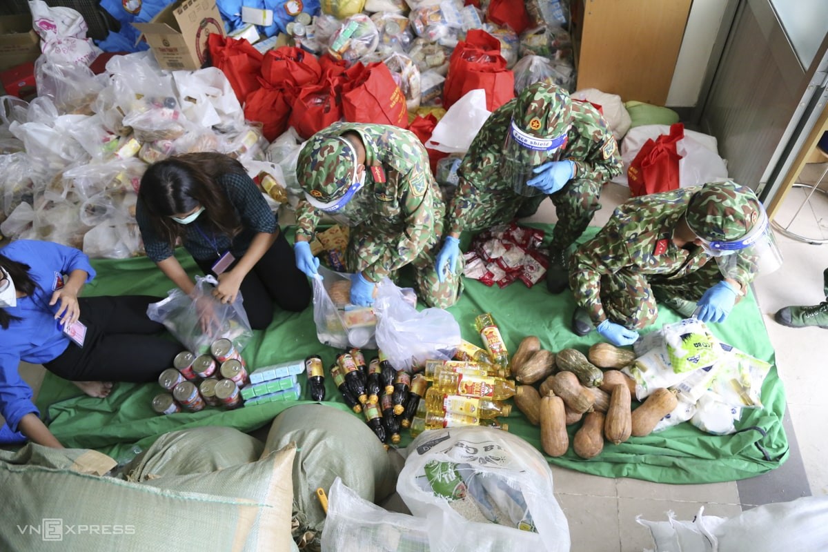 New Shopping Model in HCMC Amid Social Distancing New Shopping Model in HCMC Amid Social Distancing