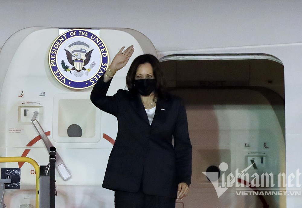 US Vice President Kamala Harris Touches Down in Hanoi US Vice President Kamala Harris Touches Down in Hanoi