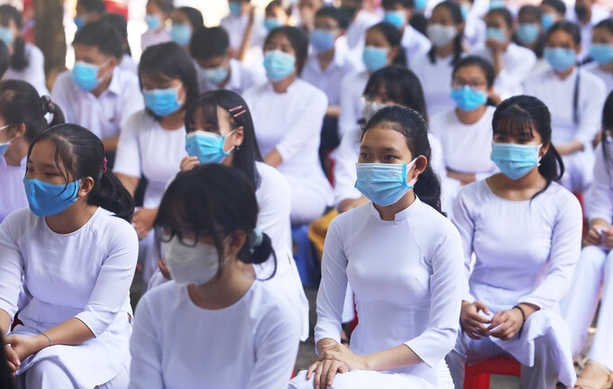 23 million students across Vietnam start the new school year Students in Nguyen Binh Khiem high school must wear face masks while attending the ceremony