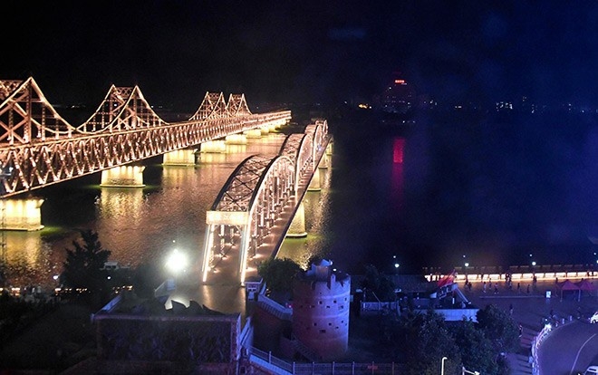 North Korea’s ‘sun-rising’ building blocking views of China completed The building is seen on the far side of the Amnok river in North Korea by the side of a border bridge, left, in Dandong, China, in July. (Yoshikazu Hirai)