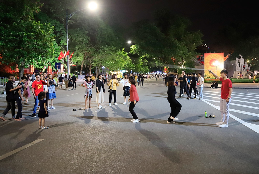 Hanoi pedestrian street and Old Quarter resume activities after COVID-19 restriction Hanoi pedestrian street and Old Quarter resume activities after COVID-19 restriction