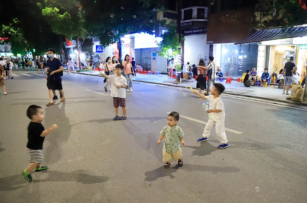 Hanoi pedestrian street and Old Quarter resume activities after COVID-19 restriction Hanoi pedestrian street and Old Quarter resume activities after COVID-19 restriction