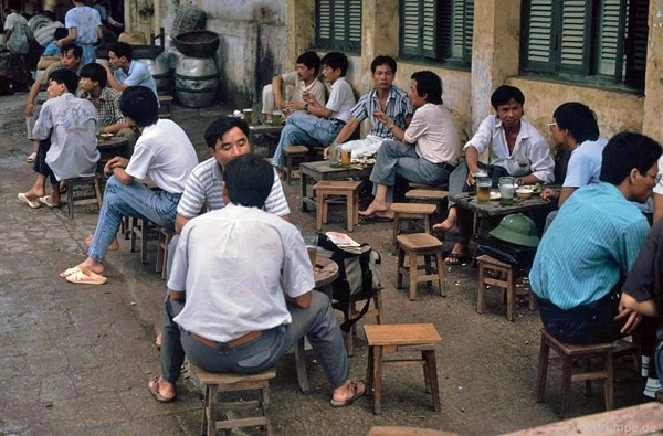 Back in time with invaluable photos of Hanoi in 1990s Back in time with invaluable photos of Hanoi in 1990s