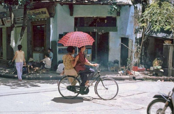 Back in time with invaluable photos of Hanoi in 1990s Back in time with invaluable photos of Hanoi in 1990s