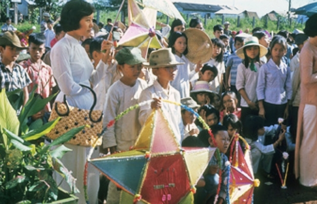 Visual memories of Mid-Autumn decades ago in rare color photos
