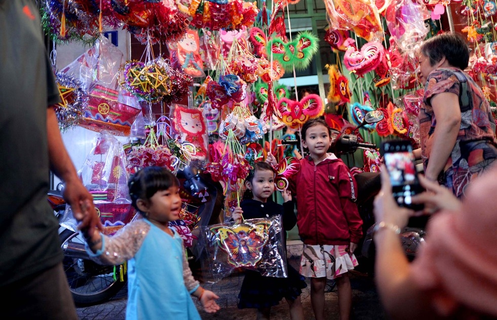 Lantern street in Saigon jam-packed with holiday goers