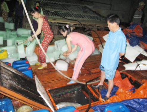 500 hours afloat with fishermen: Part 1, Stormy adventure Wives of the fishermen preparing for the long journey before sailing