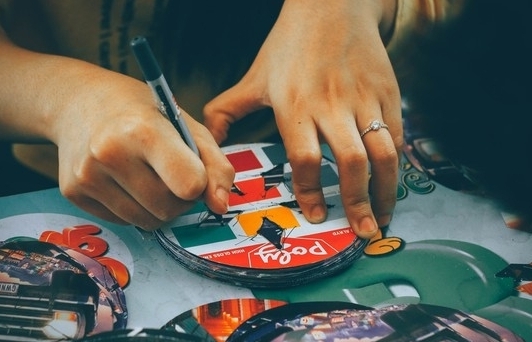 Self-made lanterns, meaningful gifts for the deprived children  in Mid-Autumn
