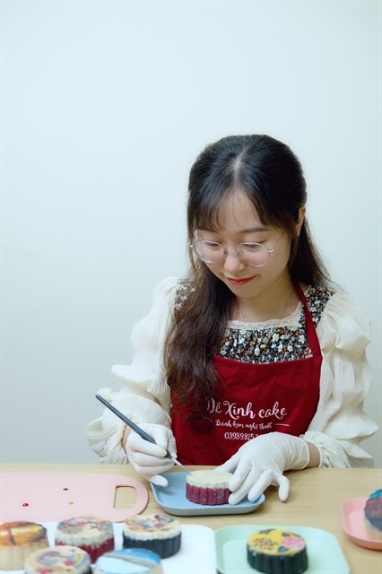 Mooncakes with Folk Paintings on Crust Hold Artistic Merits Mooncakes with Folk Paintings on Crust Hold Artistic Merits