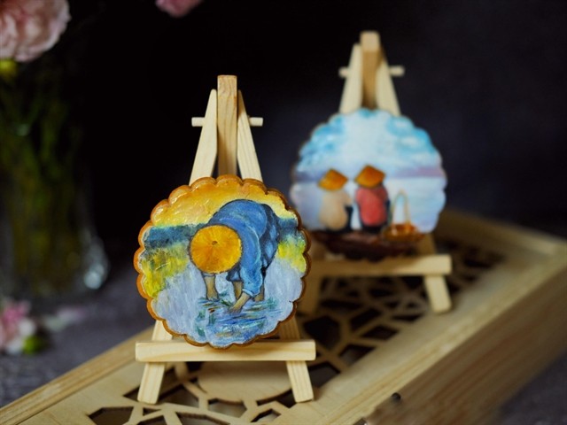 Mooncakes with Folk Paintings on Crust Hold Artistic Merits Mooncakes with Folk Paintings on Crust Hold Artistic Merits