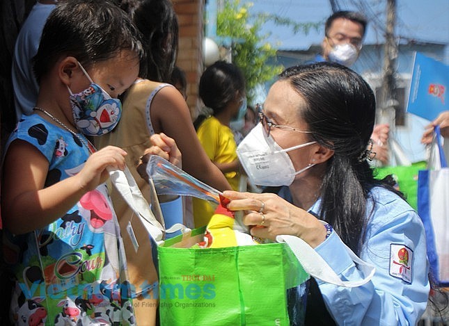 Meaningful Activities for Disadvantaged Children on Mid-autumn Meaningful Activities for Disadvantaged Children on Mid-autumn