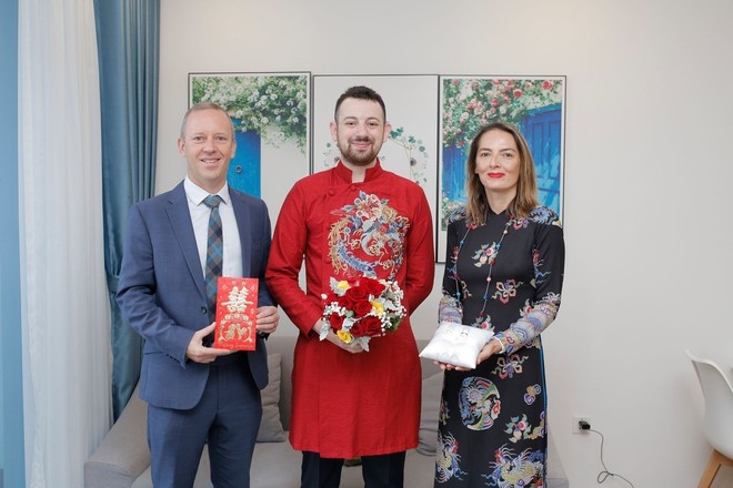 British Ambassador to Vietnam makes great groom’s representative on Scottish-Vietnamese couple’s marriage Ward and the groom Fraser Harrison (M)