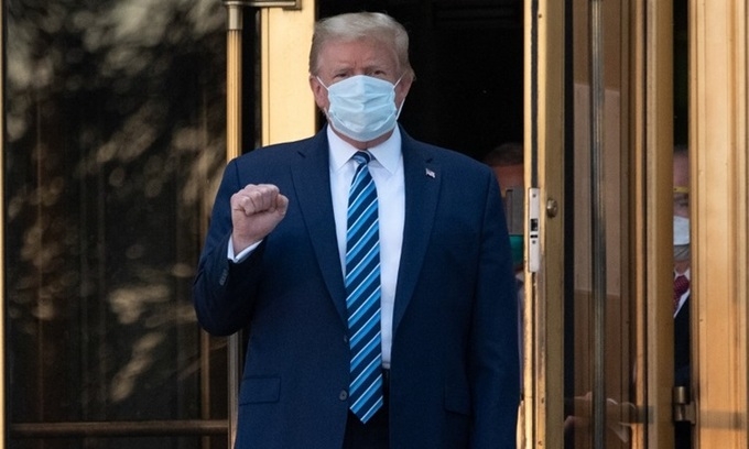 undefined Trump at the front of Walter Reed National Military Medical Center on October 5 afternoon (Photo: AFP)