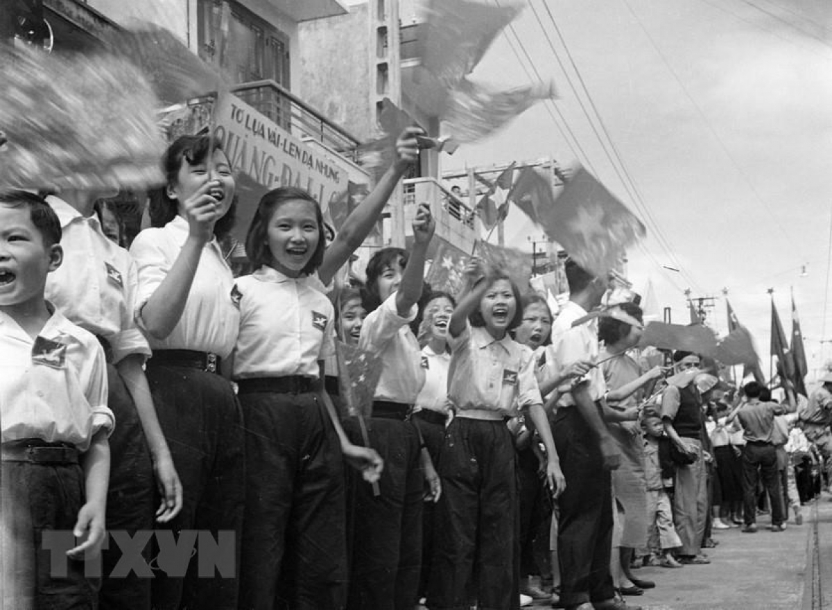 Valuable photos of Hanoi Liberation Day in 1954