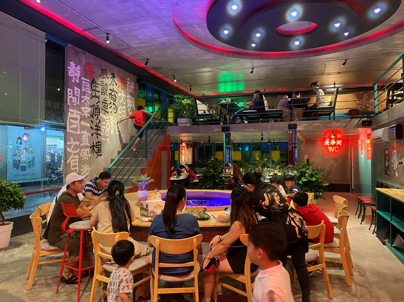 Giant sweet soup pot atop aquarium in HCMC grabs attention 20 people can seat around the giant pot (Photo: A Family)