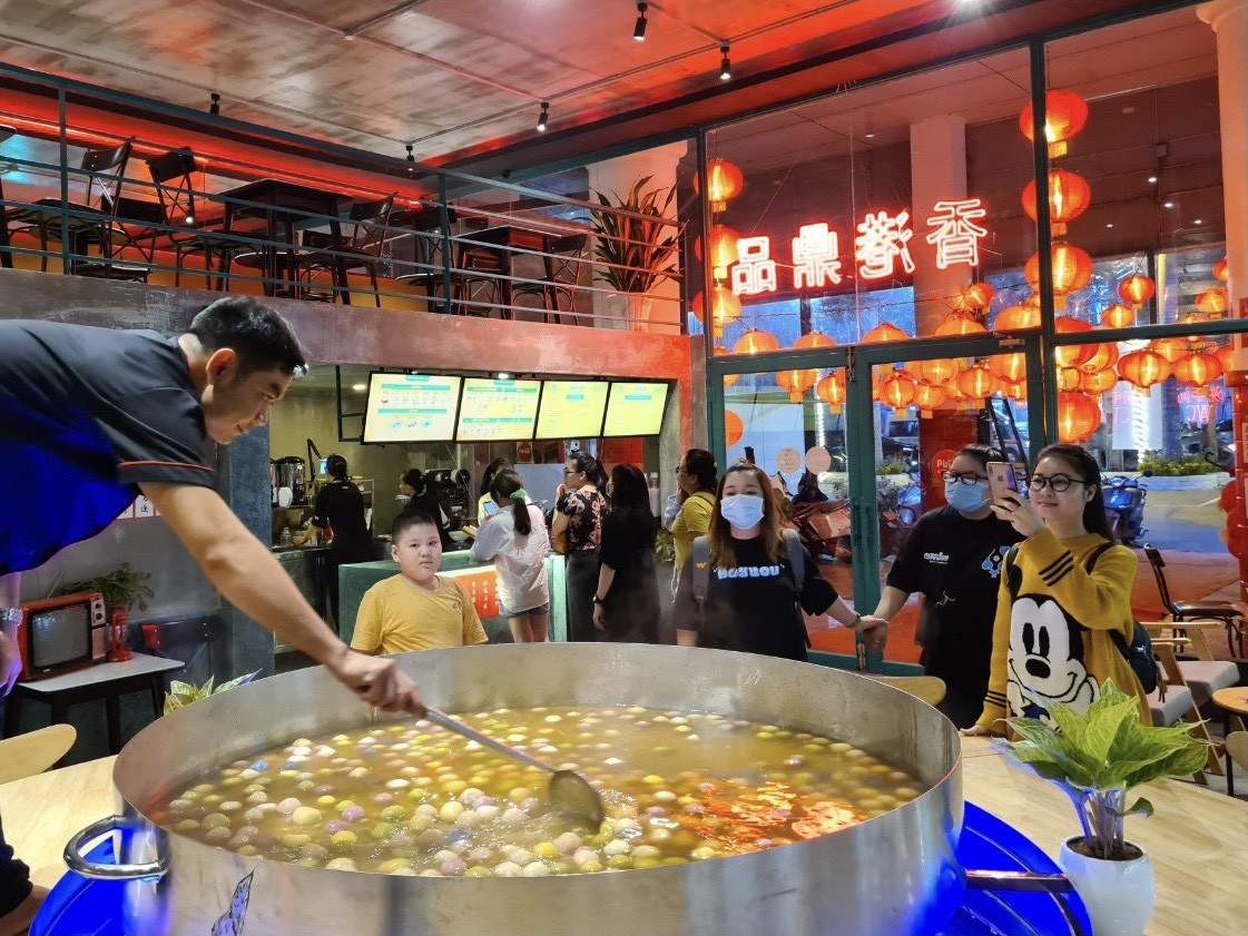 Giant sweet soup pot atop aquarium in HCMC grabs attention Giant sweet soup pot atop aquarium in HCMC grabs attention